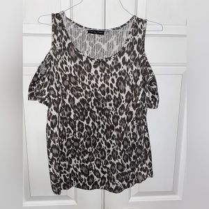 Cold shoulder leopard top